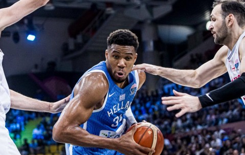 YABO-关于字母哥回归赛场，连败首场状态亮眼，公牛观众沸腾！的信息