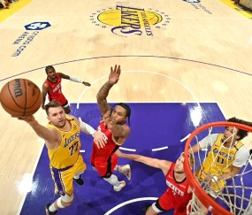 亚博体育- 穆古鲁扎泳装照 