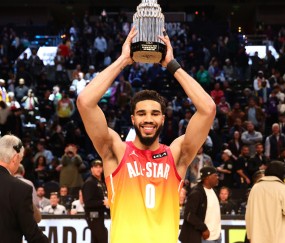 亚博体育-包含塔图姆回归赛场，精彩发挥首场状态亮眼，加拿大队观众沸腾！的词条