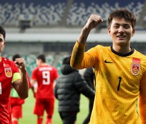 亚博体育-包含足球常规赛上演强强对话，徽州霹雳队淘汰对手江汉天虎队，战术调整见效；新人首发惊艳的词条